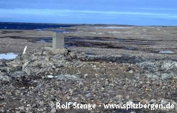 Monument at Andrées final camp on Kvitøya, 2001