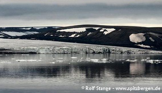 Calving glacier front in the Krossfjord.