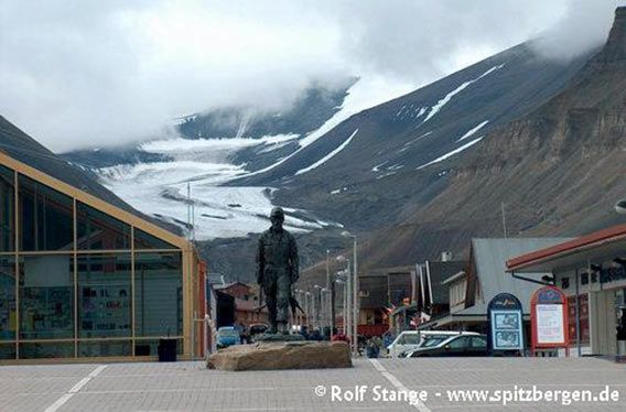 Longyearbyen downtown with supermarket (left) and glacier (background)