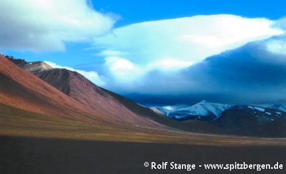 Tundra in Nathorstdalen (Dickson Land) with slopes composed of Old Red sandstone with its warm colours