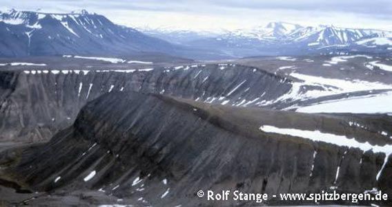 Plateau in an elevation of 4-500 metres near Longyearbyen (in the foreground the mountain Sarkofagen, Longyearbyen to the left just outside the photo. Adventdalen in the background)