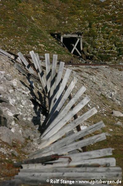 Remains of a gypsym mine in Skansbukta