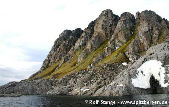 Vesle Tavleøya, sør for Rossøya