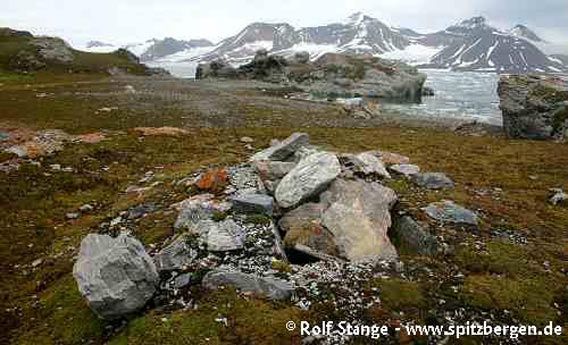 Grav (hvalfanger eller pomorer) på Gnålodden, Hornsund