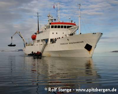 Expeditionsschiff in Spitzbergen