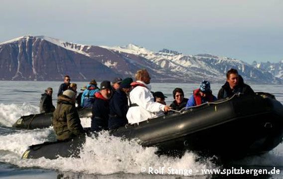 Mit Zodiacs im Liefdefjord, Spitzbergen