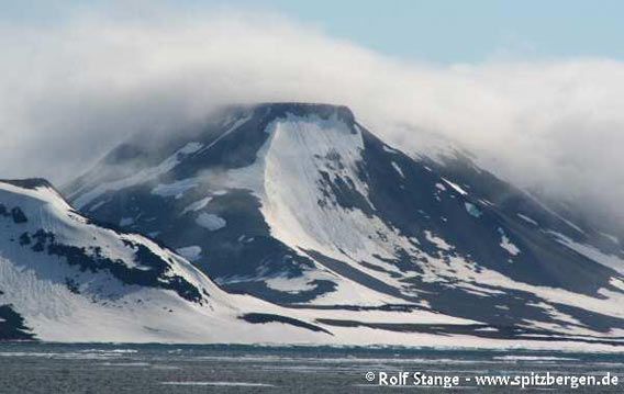 Mountains of Jurassic sediments with cover of former dolerite sill