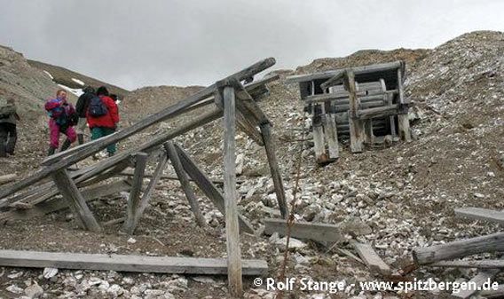 Remains of trial gypsym mine at Kapp Schoultz.