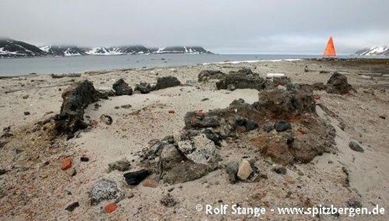 Remains from blubber ovns from the 17th century. Smeerenburg, Amsterdamøya