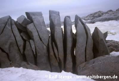 Granitic boulder cracked by frost action (Antarctic Peninsula)