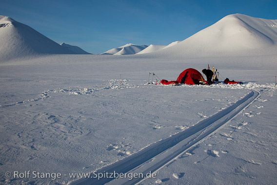 Reisezeiten in der Arktis: Skiwanderung in Spitzbergen im Lichtwinter (April)