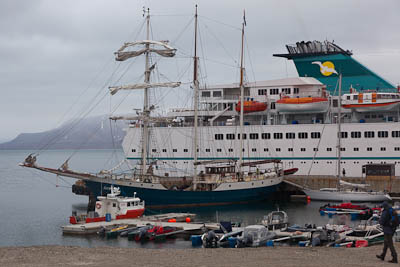 Kreuzfahrtschiff und Segelschiff in Ny Alesund