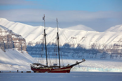 The boat in the ice: Noorderlicht in Tempelfjorden, April 2010