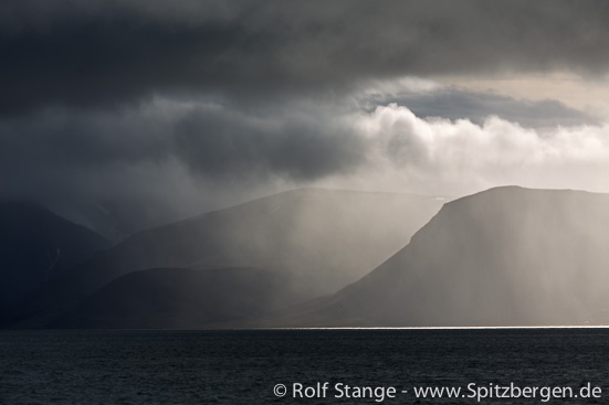 Light and clouds in Van Mijenfjord