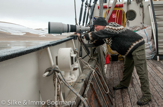 Spitzbergen-Fotografie: Rolf Stange mit dem 600 mm-Teleobjektiv