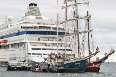 Antigua vs cruise ship