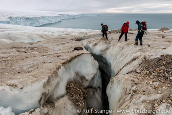 Gletschergelände mit Schmelzwasserbächen und Moränenablagerungen, Spitzbergen