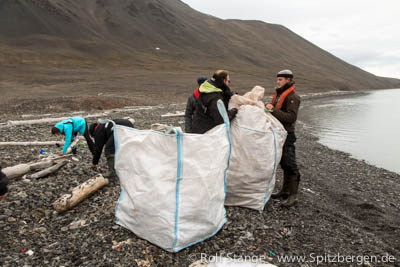 Collecting plastic garbage, Mushamna (Spitsbergen)