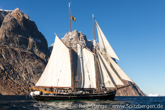 SV Ópal, Scoresbysund