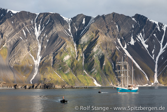 SV Antigua in front of Midterhukfjellet, Bellsund, Spitsbergen