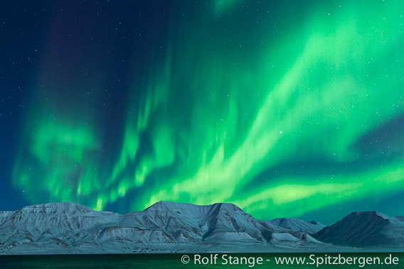 Polarnacht und Nordlicht bei Longyearbyen