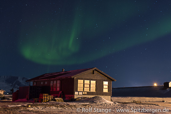 Polarnacht und Nordlicht beim Campingplatz Longyearbyen