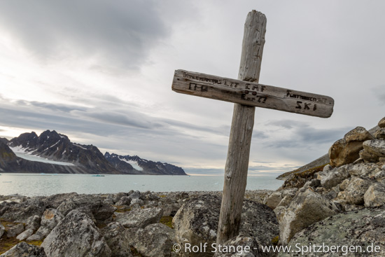 Cross for Austrian mountaineer, Magdalenefjord