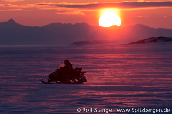 Motorschlitten im Winter mit Sonnenuntergang, Adventdalen, Spitzbergen