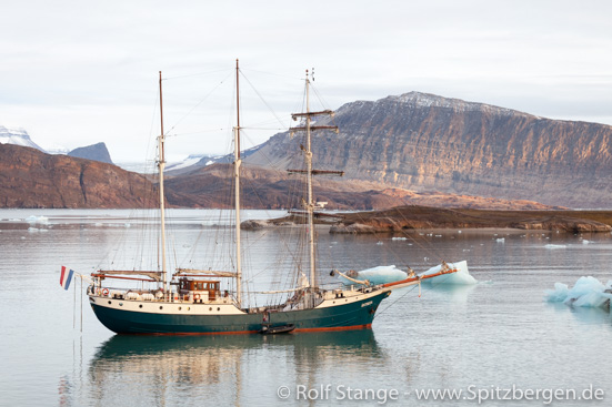 Spitzbergen unter Segeln: SV Antigua im Kongsfjord