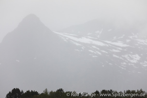 Regenwolken über Kabelvåg