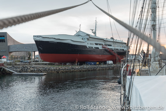 Hurtigrutenschiff Finnmarken in Stokmarknes, Vesterålen