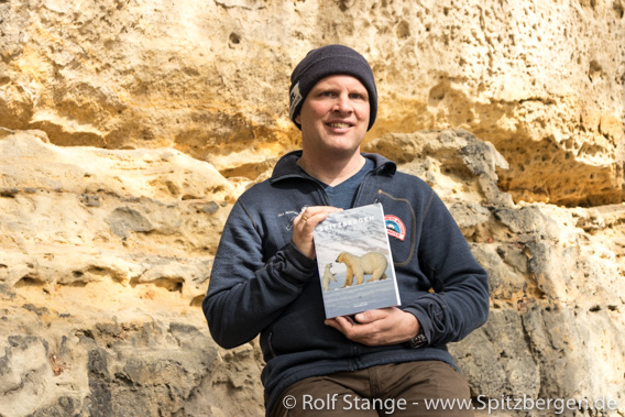 Rolf Stange with guidebook Spitzbergen-Svalbard (German, 6. edition)