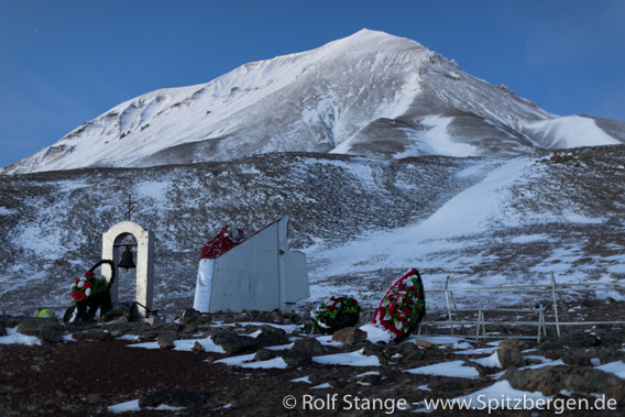 Monument for airplane crash Operafjellet