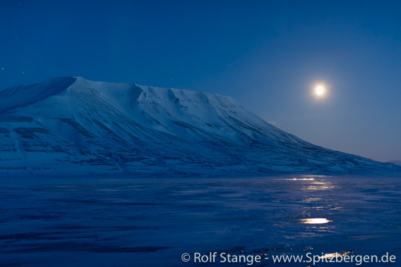 Polarnacht und Mondschein Adventdalen bei Longyearbyen