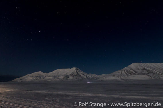 Adventdalen in der Polarnacht