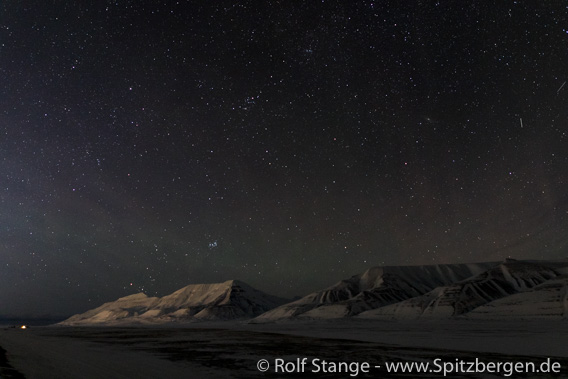 Sternenhimmel während der Mondfinsternis im Adventdalen