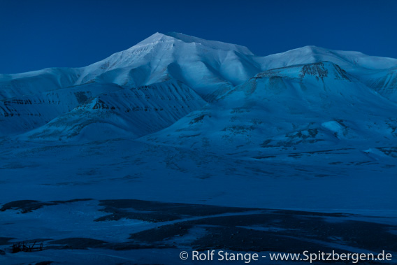 Blue light: Helvetiafjellet, Adventdalen