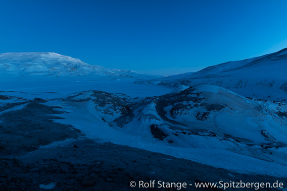 Blaues Licht: Blick ins Adventdalen