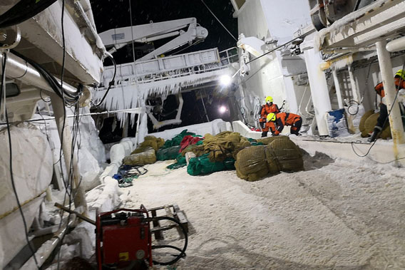 Fischtrawler Northguider auf Grund in der Hinlopenstraße