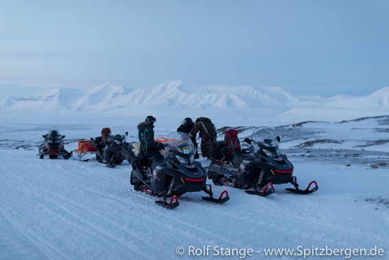 Scientists on the way to the Lunckefjellet coal mine