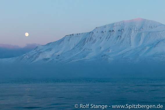 The moon next to Adventtoppen