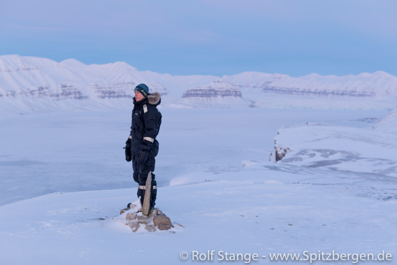 Lukas genießt den Blick über den Tempelfjord