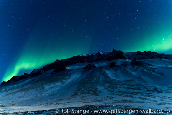 Mørketid og nordlys over Platåberget nær Longyearbyen