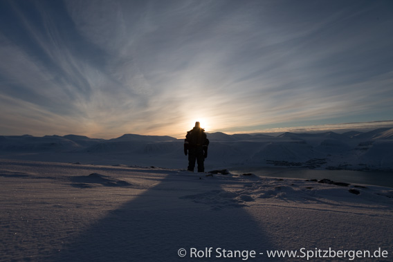 Erste Sonne über dem Adventfjord