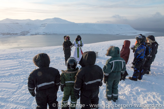 Solfestuke, Longyearbyen: Utegudstjenesten ved Telelinken