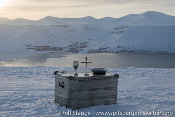 Solfestuke, Longyearbyen: Utegudstjenesten ved Telelinken