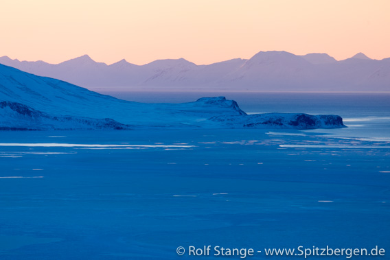 Blick vom Fjordnibba Richtung Sassenfjord und Diabasodden