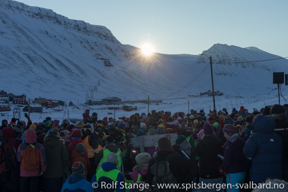 Soloppgang under solfesten, Longyearbyen