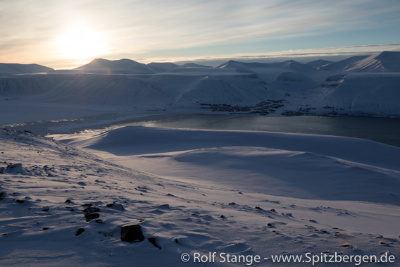 Sonne über dem Adventfjord