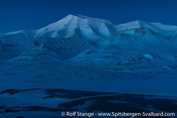 Blue light in Adventdalen